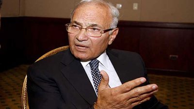 مصادر: «شفيق» في القاهرة صباح اليوم بعد أدائه العمرة