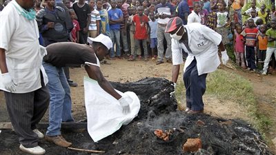 بالصور.. أهالي الكونغو يحرقون إرهابيًا ويأكلون لحمه