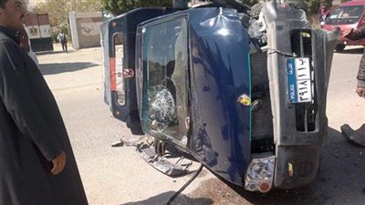 مصرع ضابط وإصابة 7 في انقلاب سيارة شرطة بطريق الواحات