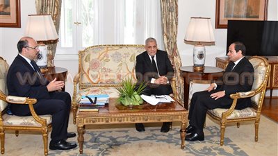 «السيسي» يبحث الموازنة الجديدة مع «محلب» و«قدري».. يوجّه بالحفاظ على المال العام وترشيد الإنفاق.. يطالب بزيادة بنود الموازنة للجوانب الخدمية.. يشدد على تشجيع المستثمرين. 