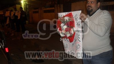 بالفيديو..بوكيه ورد لشهداء الثورة فى ذكرى القديسين بالمنصورة