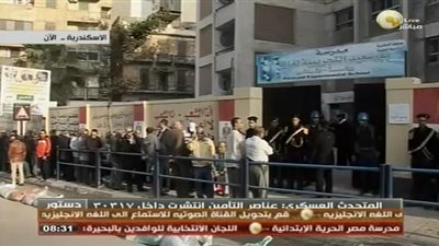 بث مباشر.. توافد الناخبين على اللجان للمشاركة في الاستفتاء على الدستور