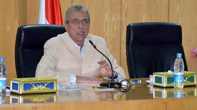 محافظ المنيا يطالب رجال الأعمال والمجتمع المدني بدعم الفصول المتنقلة