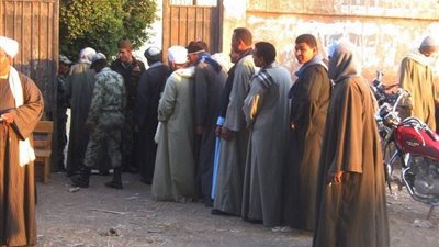 بدء توافد الناخبين على لجان الاستفتاء في البحيرة