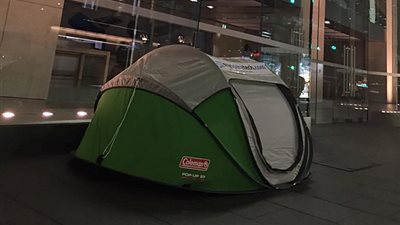 الهوس بـ iPhone 6s يدفع امرأة للاعتصام 10 أيام في انتظاره