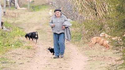 بالصور .. أفقر رئيس في العالم يستضيف 100 يتيم سوري في منزله