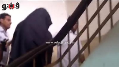 بالفيديو.. لحظة وصول «الفخراني» إلى محكمة جنوب الجيزة متخفيا