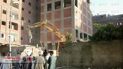 بالصور.. إزالة عقارين مخالفين بعين شمس