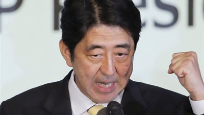 رئيس الوزراء الياباني يتعهد بإنعاش الاقتصاد وحماية الأراضي