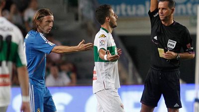 إيقاف حكم مباراة 