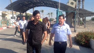 بالصور.. إسرائيل تفرج عن الشاعر الفلسطيني مروان مخول