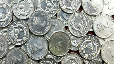 في غزة لكل سلعة عملة.. الشيكل في المقدمة.. والأنفاق تزيد الإقبال على الجنيه المصري..الصفقات التجارية يتم التعامل بها بالدولار الأمريكي.. ومطالب بتحرير الاقتصاد الفلسطيني وإنهاء ارتباطه بالإسرائيلي