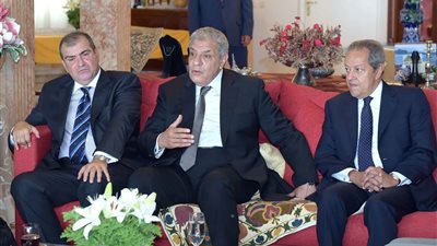 تفاصيل 30 ساعة لـرئيس الوزراء في تونس.. توقيع 16 مذكرة تفاهم.. يلتقى الرئيس السبسى.. مباحثات ثنائية مع الحبيب الصيد ولقاء رجال الأعمال التونسيين.. ويكشف حقيقة الانسحاب من المؤتمر الصحفي