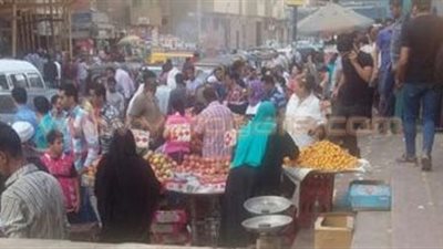 بالصور.. تكدس الباعة الجائلين أمام محطة «مترو عزبة النخل»