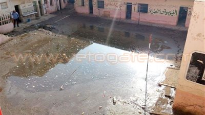 بالصور.. مياه الصرف الصحي تحاصر مدرسة ابتدائية بأطسا