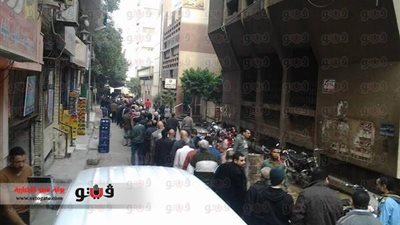 محافظ قنا في طابور الوافدين للاستفتاء على الدستور