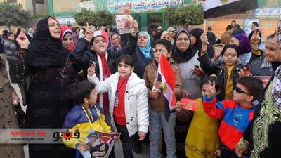 بالفيديو.. أطفال يقودون مظاهرة مؤيدة للسيسي والدستورأمام لجان المنصورة