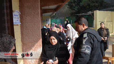 بالصور.. الناخبون يصوتون على الاستفتاء في إمبابة