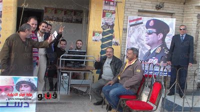 بالصور: السيسي وعلامات النصر أمام لجان الاستفتاء بالبحيرة