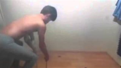 بالفيديو.. مراهق يشعل صاروخين من الألعاب النارية في صدره