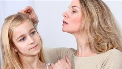 أستاذ جلدية يصف طرق التخلص من «حشرة القمل» بالرأس