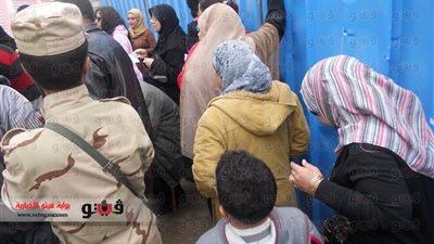 بالصور.. طوابير السيدات تكتسح الرجال أمام لجان الاستفتاء بالإسماعيلية