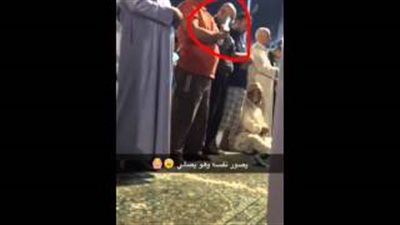 بالفيديو.. مصلٍّ يصور نفسه «سيلفي» في صلاة التراويح يشعل مواقع التواصل