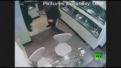 بالفيديو.. سرقة 293 ألف دولار من محل مجوهرات في عملية سطو مسلح