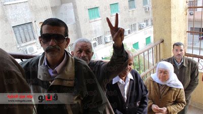 بالصور.. أهالي السيدة زينب يبايعون السيسى أثناء الاستفتاء على الدستور