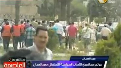 بالفيديو.. قطع الطريق العام بحلوان بسبب مؤتمر 