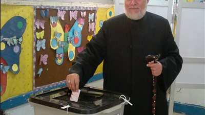 على جمعة يدلي بصوته في الاستفتاء على الدستور