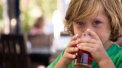 قدمي العصائر الطبيعية بكثرة لطفلك الصائم