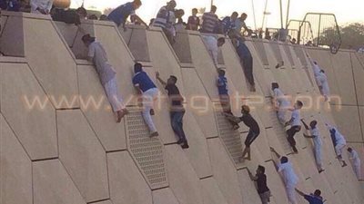 بالصورة.. جماهير الهلال السعودي تتسلق أسوار استاد الملك فهد لحضور النهائي
