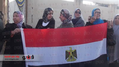 بالصور.. سيدات الإسكندرية يحتشدن بكثافة أمام لجان الدستور