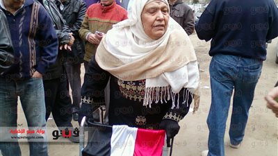 بالفيديو والصور.. سيدة مسنة: السيسي رئيسى