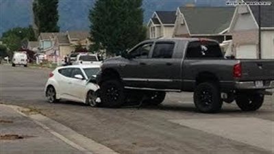 بالفيديو.. لحظة تضحية أب بشاحنته لإيقاف سائق متهور