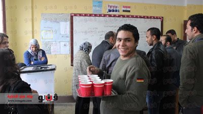 أصحاب المقاهي يشاركون في الاستفتاء بـ«المشروبات المجانية»