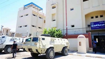 شهود عيان: عناصر تكفيرية تحاصر قسم الشيخ زويد بالعبوات الناسفة