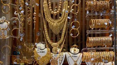 النشرة الاقتصادية.. استقرار الذهب وعيار 