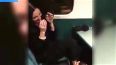 بالفيديو والصور.. شاب يطلب يد صديقته على متن قطار