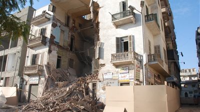 انهيار جزئي لعقار مكون من 5 طوابق بمحرم بك