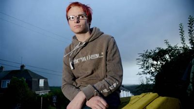 طرد طالب من مدرسة بريطانية بسبب لون شعره