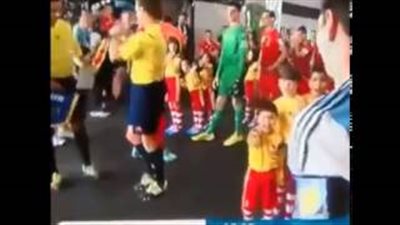 بالفيديو..«ميسى» يتجاهل مصافحة طفل في مباراة «بلجيكا»