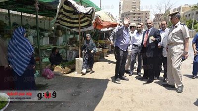 بالصور والفيديو.. محافظ الفيوم الجديد يتجول وسط المدينة