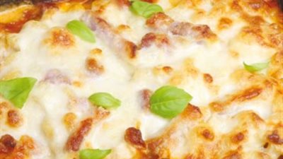 مكرونة بالصلصة البيضاء والدجاج.. وصفة سريعة لأسرتك على الفطار