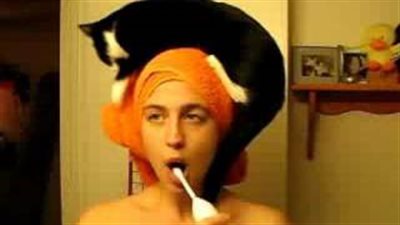 بالفيديو.. امرأة ترصد أغرب ما تفعله قطتها عقب استحمامها ليلا