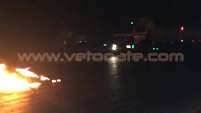 بالصور.. أعضاء «مجهولين» الإخوانية يقطعون الطريق الدائرى بإمبابة