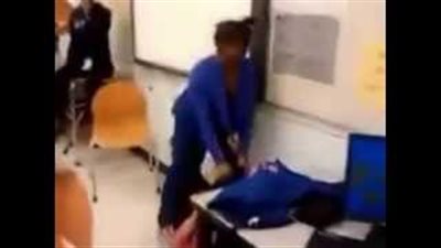 بالفيديو.. «خناقة ساخنة» بين فتاتين