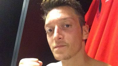 «أوزيل» يتوعد «السامبا» بـ «قبضة الماكينات»