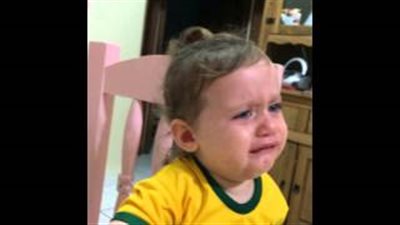 بالفيديو.. طفلة تبكي بحرقة بعد علمها بإصابة «نيمار»